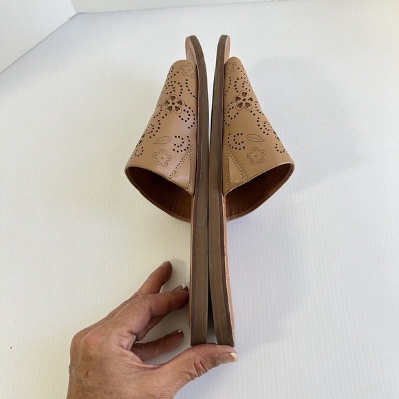 Lucky Brand Slide Sandals Size 10 Laser Cut Floral Tan Shoes Flat Slip On - Picture 7 of 10